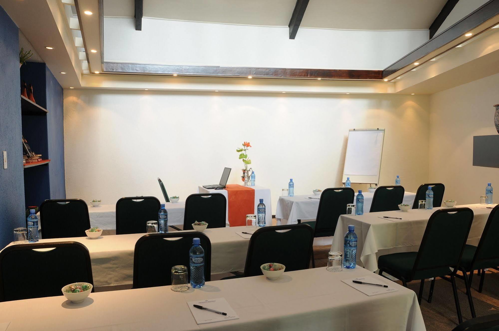 Protea Hotel Winkler White River Bagian luar foto